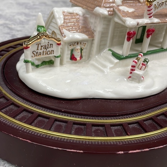 Vintage 2002 Avon Holiday Express North Pole Train Station Musical Christmas - Picture 5 of 12